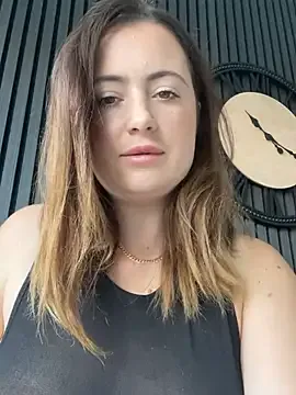Brunette_Milf_MayaX live now