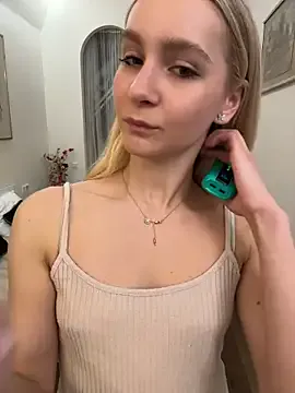 LunaVelvetti live now