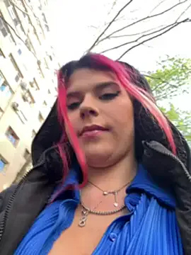 RiriRoseey live now